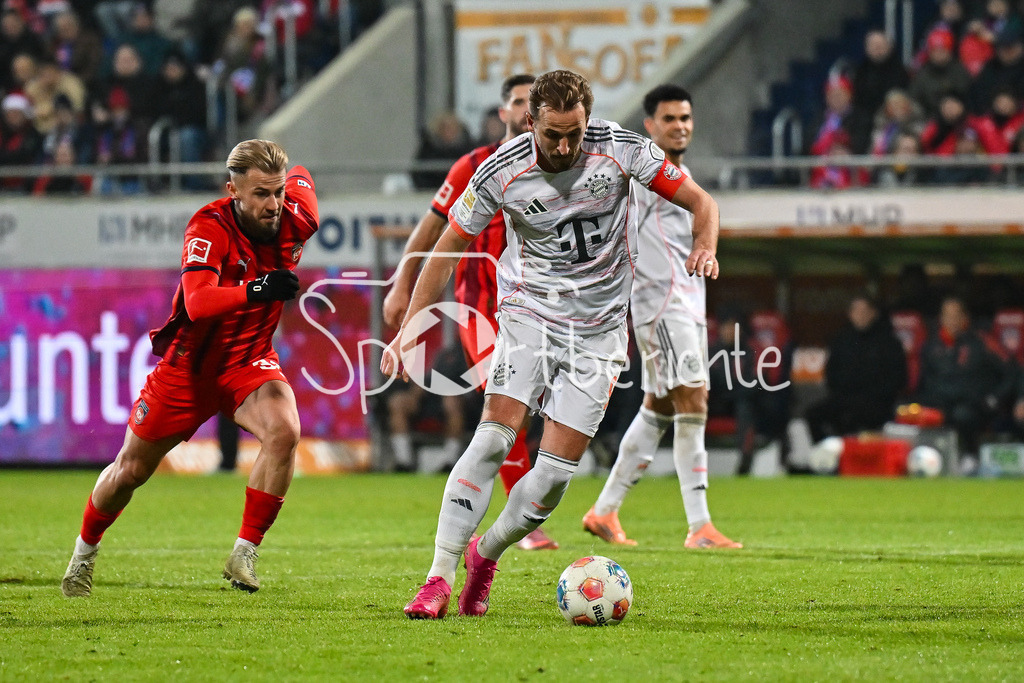 1. FC Heidenheim - FC Bayern München | HEIDENHEIM, GERMANY - 21. DECEMBER: Harry KANE (FC Bayern Munich 9) setzt sich gegen Niklas DORSCH (1. FC Heidenheim 30) durch und erzielt den Treffer zum 0-4 während dem Bundesligamatch zwischen dem 1. FC Heidenheim und dem FC Bayern München am 15. Spieltag in der Voith-Arena / DFL REGULATIONS PROHIBIT ANY USE OF PHOTOGRAPHS AS IMAGE SEQUENCES AND/OR QUASI-VIDEO