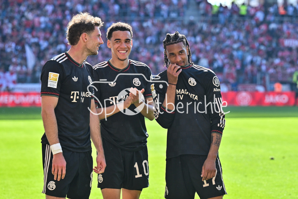 1. FSV Mainz 05 - FC Bayern München | MAINZ, GERMANY - 25. APRIL: die Spieler der Bayern feiern zusammen mit den Fans den Sieg in Mainz nach dem Bundesligamatch zwischen dem 1. FSV Mainz 05 und dem FC Bayern München am 31. Spieltag in der MEWA Arena / DFL REGULATIONS PROHIBIT ANY USE OF PHOTOGRAPHS AS IMAGE SEQUENCES AND/OR QUASI-VIDEO / Leon GORETZKA (FC Bayern Munich 8), Jamal MUSIALA (FC Bayern Munich 10) und Michael OLISE (FC Bayern Munich 17)