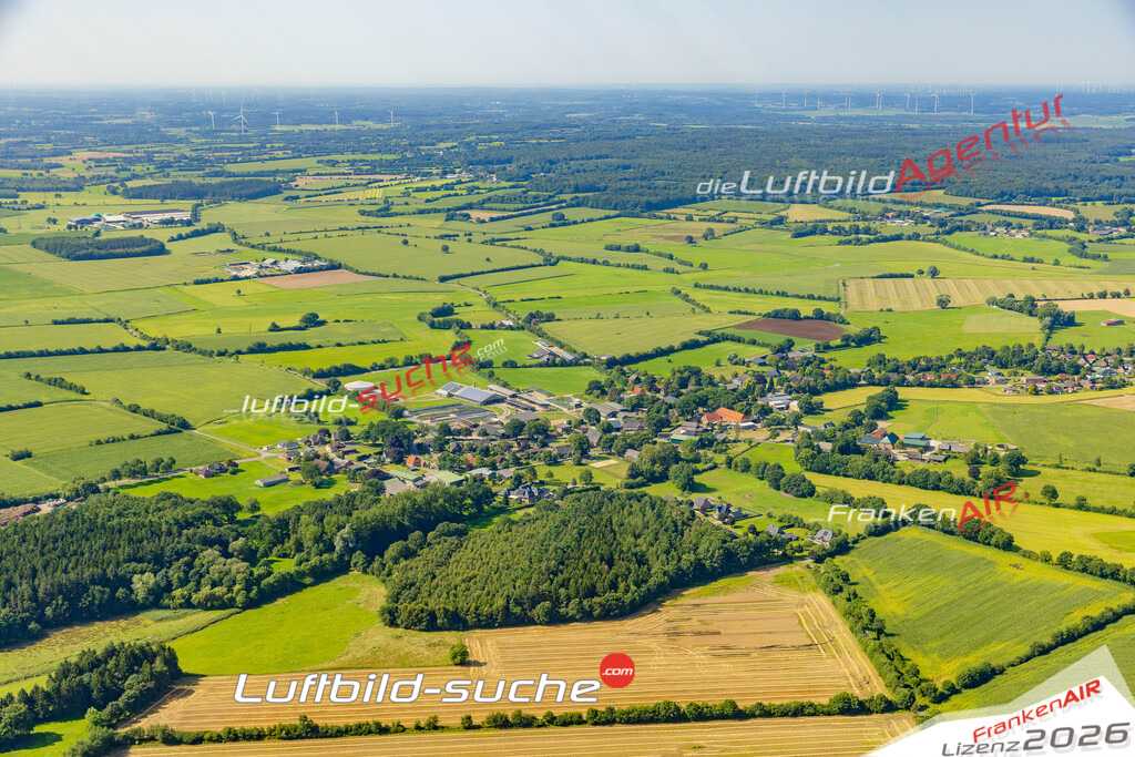 Stadt Stafstedt von Oben- Die Luftaufnahme wurde 2025 vom UL-Flugzeug heraus erstellt ( keine Drohnenaufnahme ) - Hochauflösende Luftaufnahme - für Wandbilder und großformatige Ausdrucke geeignet. Das besondere Geschenk!Hier alle&nbsp;Infos zur Lizenzierung der LuftaufnahmeWir fliegen auch dieses Jahr wieder in Ihre Region um Luftbilder zu erstellen.- Luftbild anfragen