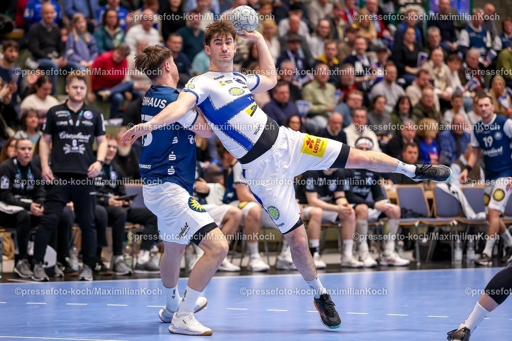 BHC11122501053 | 11.12.2025, Handball, HBL, Bergischer HC - ThSV Eisenach, Unihalle Wuppertal: Soeren Steinhaus (BHC #53) im Zweikampf gegen  Stephan Seitz (Eisenach #44) 