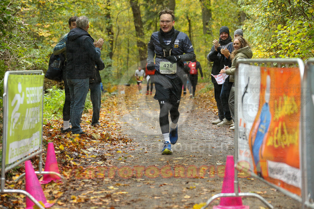 251026_1341_EX1_3847 | Sportfotografie im Rhein-Sieg Kreis, Köln, Bonn, NRW, Rheinland Pfalz, Hessen, etc. Unser Tätigkeitsfeld umfasst den Laufsport vom Volkslauf über den Marathon, Duathlon, Triathon bis zum Ultralauf wie Kölnpfad Ultra oder Schindertrail.