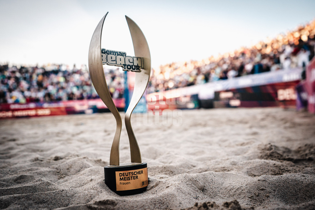 Beachvolleyball | Frauen und Männer | Deutsche Meisterschaften 2025 Timmendorfer Strand | 07.09.2025 | Symbolfoto Trophäe der Deutschen Meisterschaft