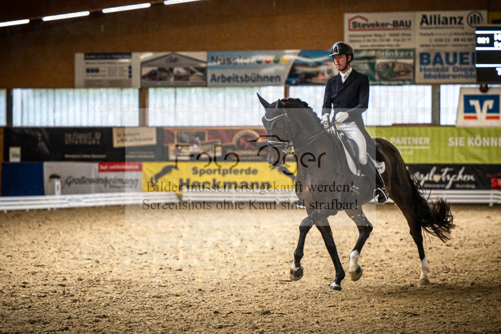 DOS_1975 | Entdecke hochwertige Reitturnierfotos von Foto Oger. Professionell, emotional und authentisch – jetzt Lieblingsmomente im Shop bestellen. - Realisiert mit Pictrs.com