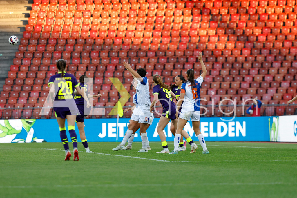 GC Zürich vs FC Zürich - AXA Women’s Super League Playoffs - Stadion Letzigrund | GC Zürich players during the AXA Women’s Super League Playoffs quarter-final second leg between GC Zürich and FC Zürich at Stadion Letzigrund, Zurich, Switzerland. - Realisiert mit Pictrs.com