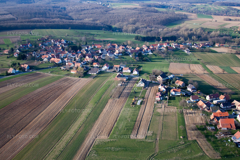 Aerial view: View of the town in Retschwiller in the state Bas-Rhin, France. – Photo: IMG_38754.jpg taken on 03/20/2011 by Werner Riehm/FLY-FOTO.com – Resolution of the original: 4752 x 3168 px