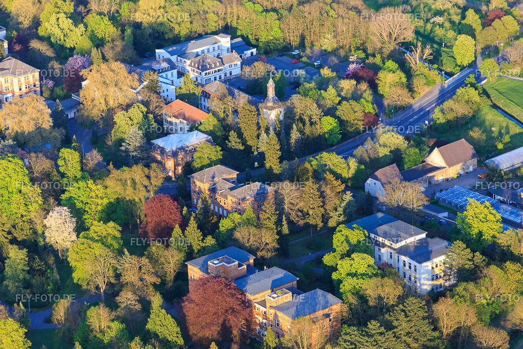 Vitos Klinik für forensische Psychiatrie Riedstadt https://www.vitos.de/gesellschaften/vitos-riedstadt/einrichtungen/vitos-klinik-fuer-forensische-psychiatrie-riedstadt https://riedstadt.ekhn.de/philippshospital.html | Luftbild: Vitos Klinik für forensische Psychiatrie Riedstadt https://www.vitos.de/gesellschaften/vitos-riedstadt/einrichtungen/vitos-klinik-fuer-forensische-psychiatrie-riedstadt https://riedstadt.ekhn.de/philippshospital.html im Ortsteil Philippshospital in Riedstadt im Bundesland Hessen in Deutschland. Foto: IMG_077707.jpg vom 23.04.2015 durch Werner Riehm/FLY-FOTO.de - Realisiert mit Pictrs.com
