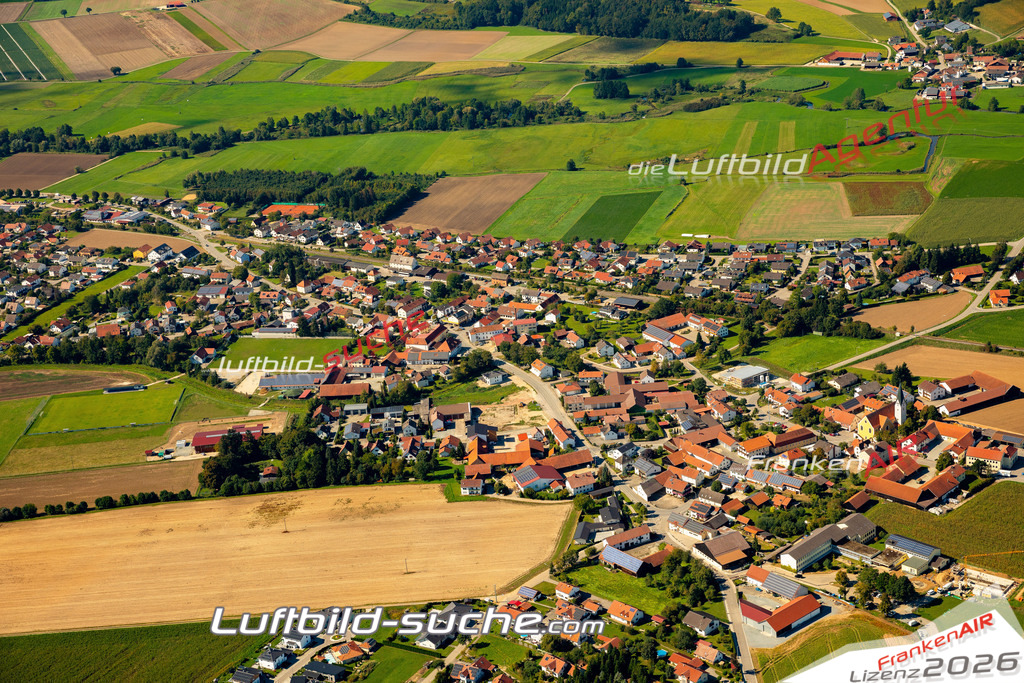 Das Luftbild zeigt :  Laberweinting - Die Luftaufnahme wurde 2023 vom UL-Flugzeug aus erstellt ( keine Drohne ) - Hochauflösende Luftaufnahme - Für grossformatige Ausdrucke geeignet. Die Geschenkidee !Mit Lizenz und Bildrechte bestellbar