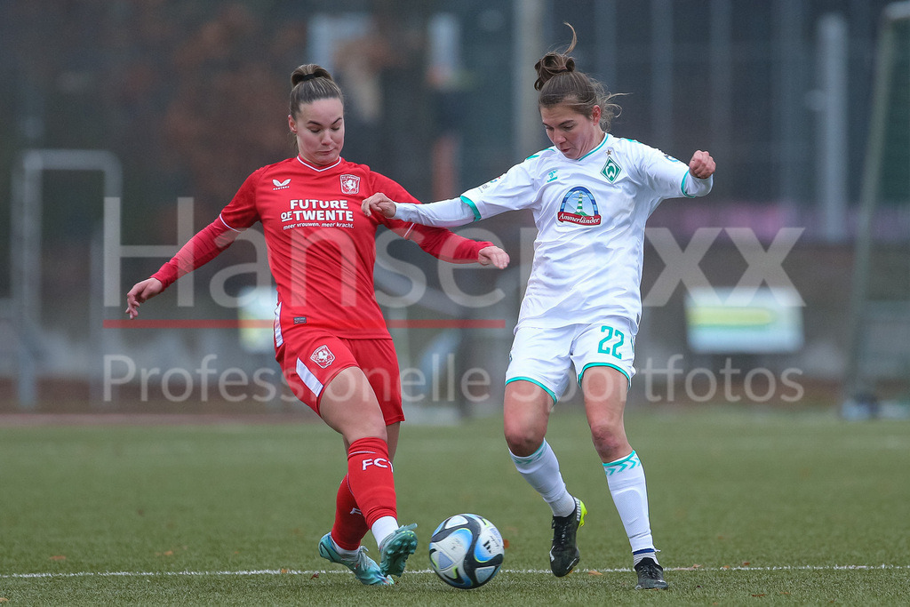 Fussball, Testspiel Frauen, SV Werder Bremen - FC Twente Enschede | v.li.: Sofie Rianne Vermeer (FC Twente Vrouwen, 28) und Rieke Dieckmann (SV Werder Bremen, 22) im Zweikampf, Duell, Dynamik, Aktion, Action, Spielszene