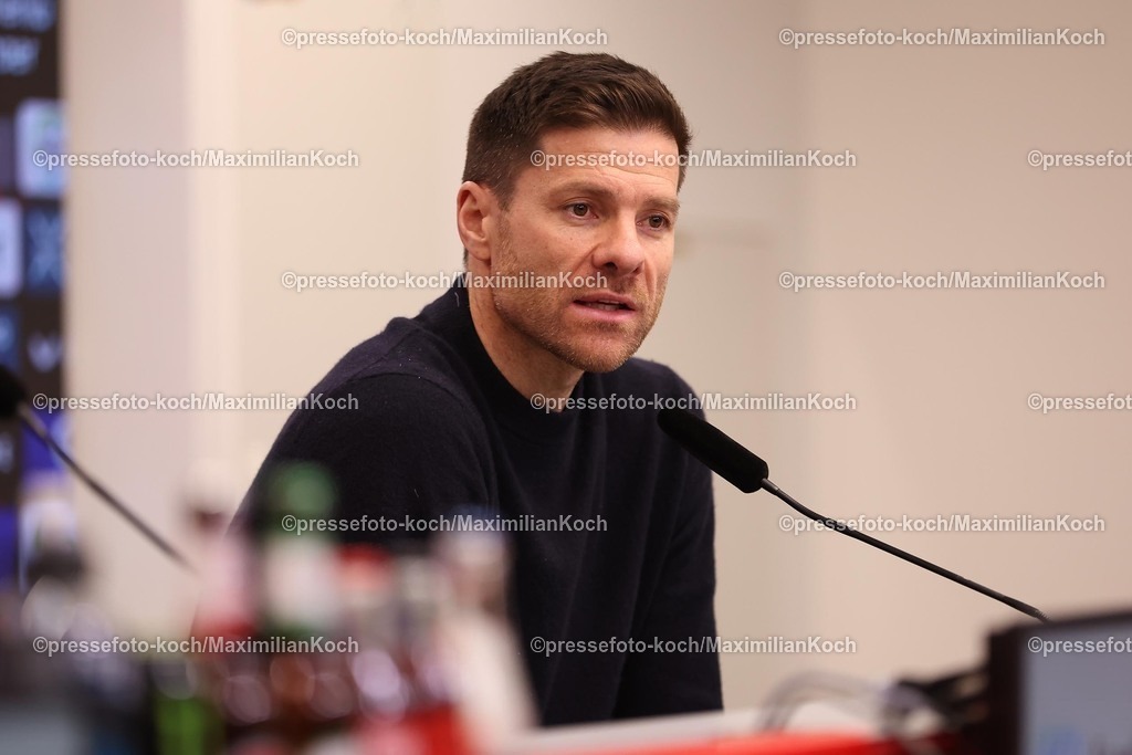 Lev15022501118 | 15.02.2025, Fußball, Bayer 04 Leverkusen - FC Bayern München, 1. Fußball Bundesliga, 22. Spieltag, BayArena, Saison 2024 2025: Pressekonferenz mit den Trainern nach dem Spiel -  DFB regulations prohibit any use of photographs as image sequences and or quasi-video.