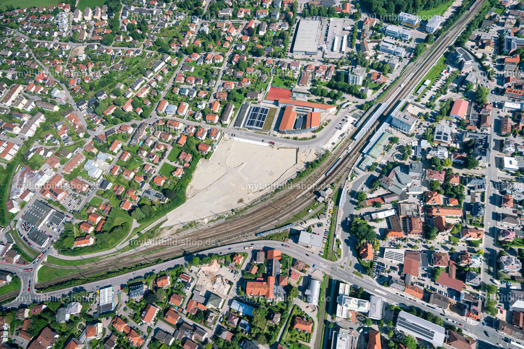 luftbild-traunstein-bahnhof-campus-chiemgau-bruno-kapeller-4 | Der Bahnhof Traunstein aus der Vogelperspektive mit dem Bauplatz des Campus Chiemgau – Traunstein wird Hochschulstadt –, umgeben von Wohn- und Geschäftshäusern und Projekten der Wohnbaugesellschaft Traunstein. Aufgenommen am 8. August 2025. - Realisiert mit Pictrs.com