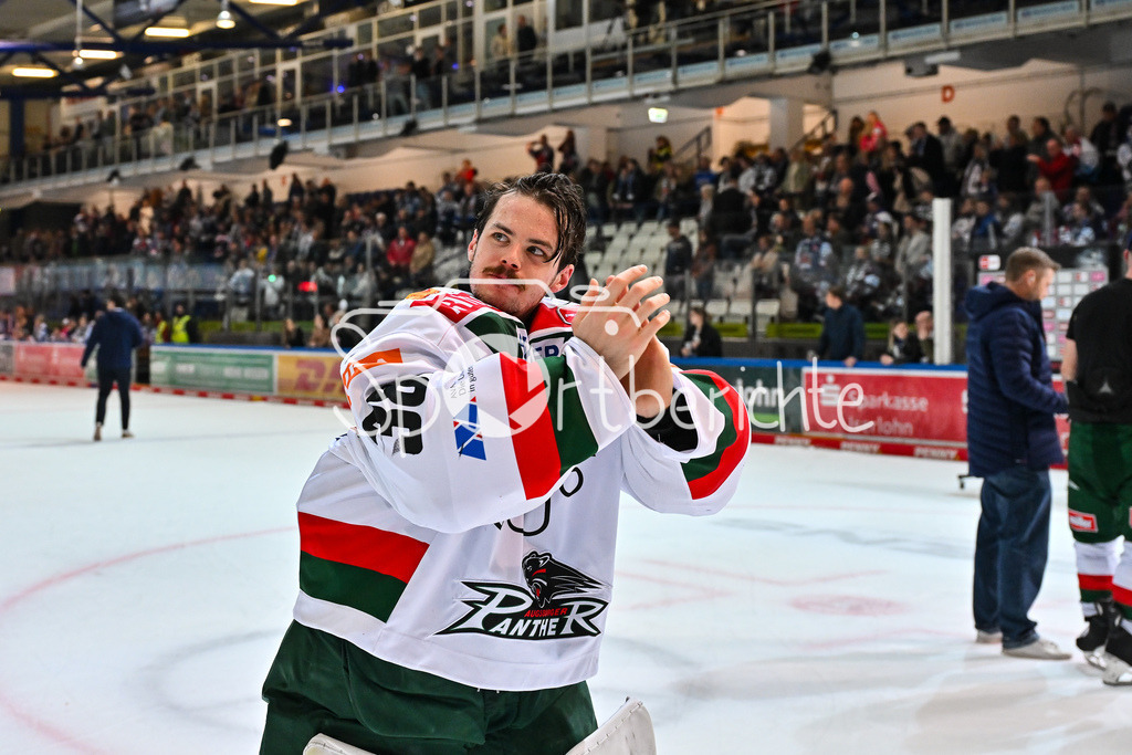 Iserlohn Roosters - Augsburger Panther | Die Spieler der Panther feiern zusammen mit den Fans den Klassenerhalt in Iserlohn / Freude / Happy / Abstieg / Absteiger / DEL: Iserlohn Roosters - Augsburger Panther, Eissporthalle Iserlohn am 07.03.2025 /  Strauss MANN (Augsburger Panther #38)