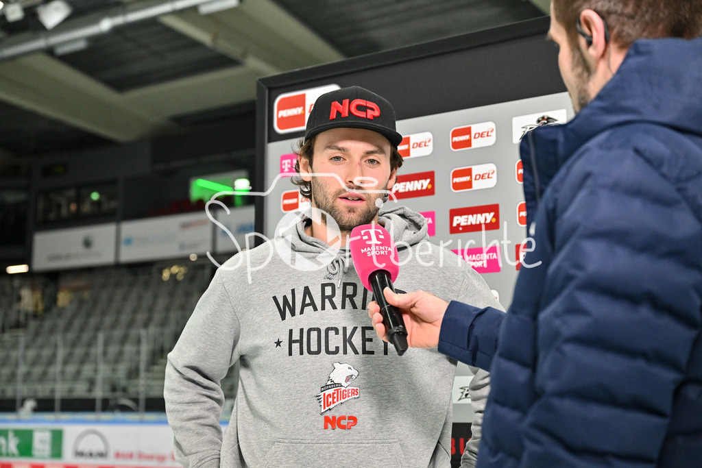 Augsburger Panther - Nürnberg Ice Tigers | Im Bild Evan BARRATT (Nürnberg Ice Tigers #10) beim Interview von MagentaSport vor der Partie in Augsburg / Freisteller / Einezelfoto / DEL: Augsburger Panther - Nuernberg Ice Tigers, Curt Frenzel Stadion am 03.01.2025