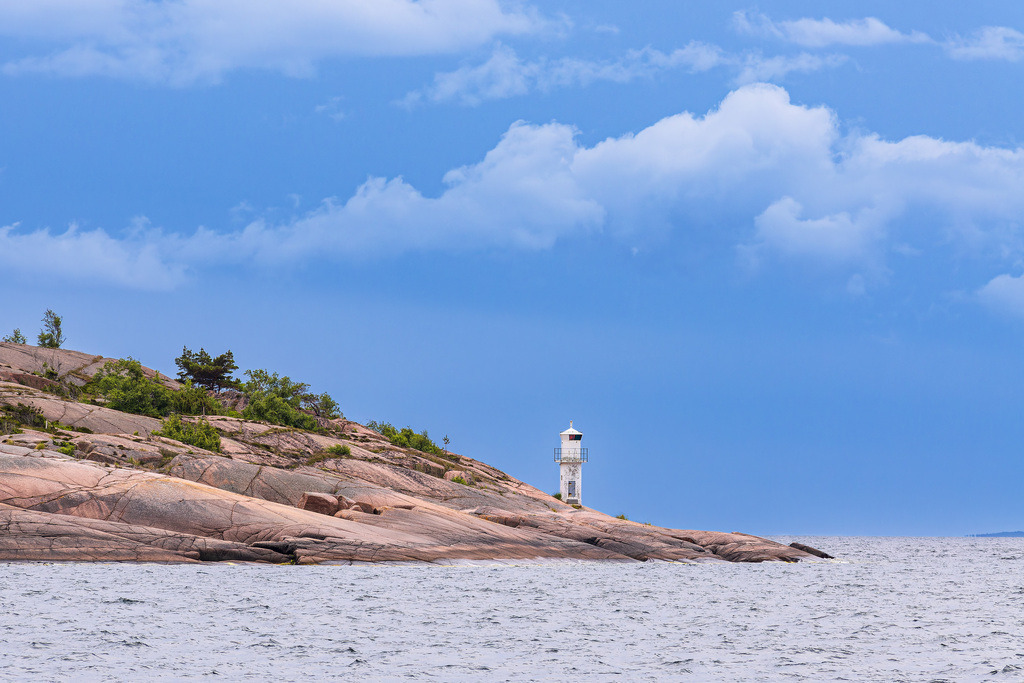 Ostseeküste mit Felsen und Leuchtturm auf der Insel Blå Jungfrun in Schweden | Ostseeküste mit Felsen und Leuchtturm auf der Insel Blå Jungfrun in Schweden.