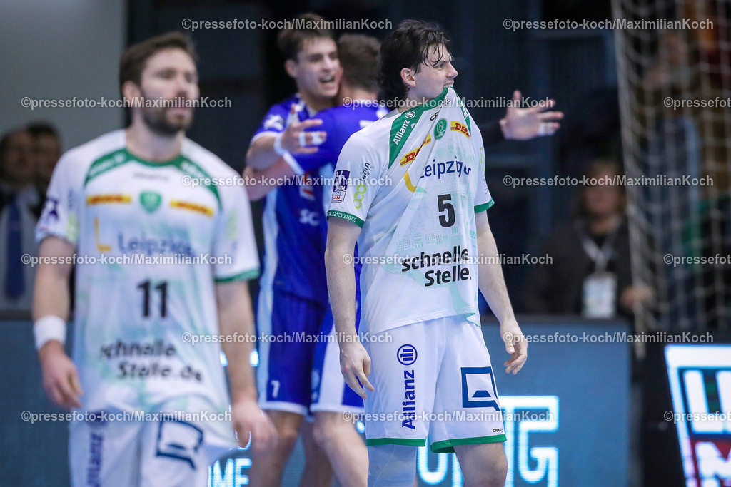 Gum1HBL19022401060 | 19.02.2024, Gummersbach, Handball, Liqui Moly Bundesliga, Schwalbe-Arena, VfL Gummersbach - SC DHfK Leipzig: Sichtlich enttäuscht nach der Niederlage gegen Gummersbach - Lukas Binder (SC DHFK Leipzig) und Luca Witzke (SC DHFK Leipzig)