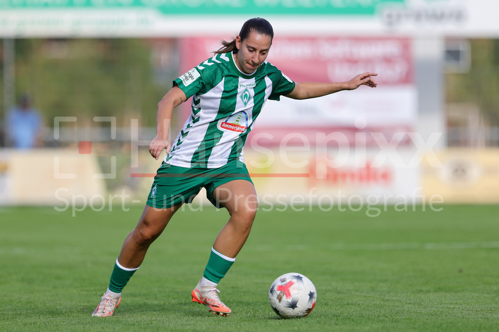 Fussball, Testspiel Frauen, SV Werder Bremen - Hamburger SV | Wiktoria Zieniewicz (SV Werder Bremen, 3) am Ball, Freisteller, Einzelbild, Ganzkörper, Aktion, Action, Spielszene