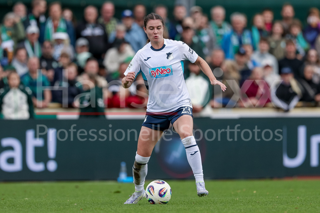 Fussball, Google Pixel Frauen-Bundesliga, SV Werder Bremen - TSG 1899 Hoffenheim | Chiara Hahn (TSG 1899 Hoffenheim, 23) am Ball, Freisteller, Einzelbild, Ganzkörper, Aktion, Action, Spielszene, DIE DFB-RICHTLINIEN UNTERSAGEN JEGLICHE NUTZUNG VON FOTOS ALS SEQUENZBILDER UND/ODER VIDEOÄHNLICHE FOTOSTRECKEN. DFB REGULATIONS PROHIBIT ANY USE OF PHOTOGRAPHS AS IMAGE SEQUENCES AND/OR QUASI-VIDEO.