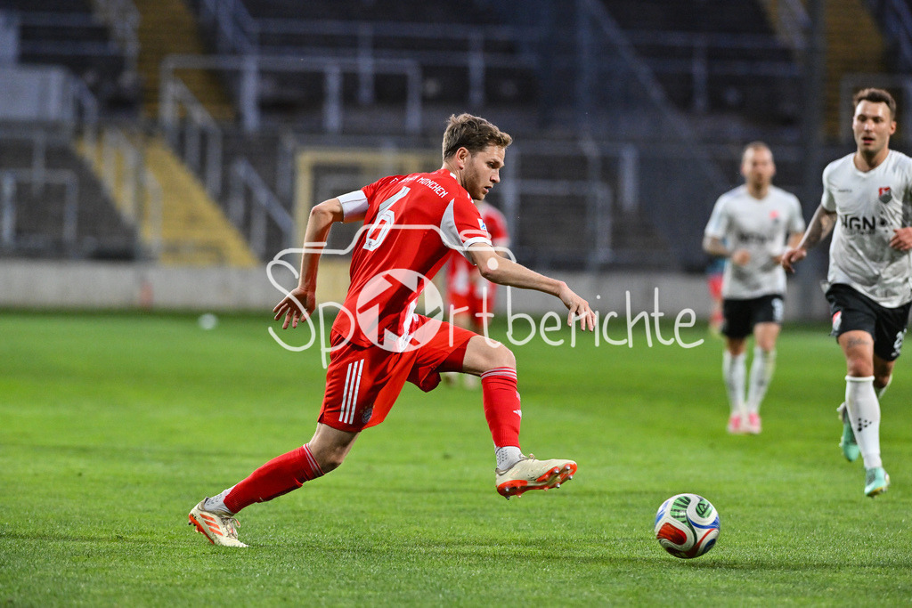 FC Bayern Amateure - TSV Aubstadt | MÜNCHEN, GERMANY - 24. APRIL: am Ball Benno SCHMITZ (FC Bayern München II 6) während dem Match zwischen den Amateuren des FC Bayern und dem TSV Aubstadt am 31. Spieltag der Regionalliga Bayern im Grünwalder Stadion