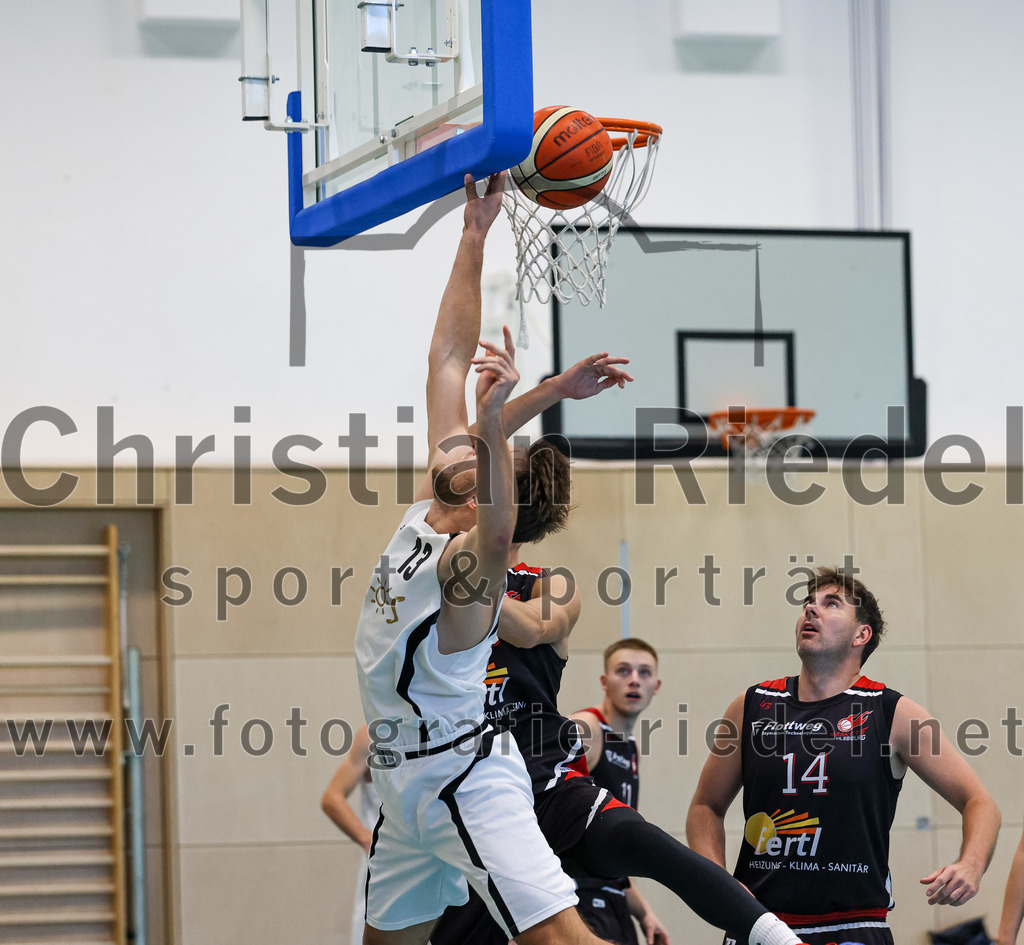 2022-10-16_002_TSV_Vaterstetten_gegen_Baskets_Vilsbiburg_2 | Vaterstetten, Deutschland, 16.10.2022:
Basketball, Bayernliga Herren Südost 2022 / 2023, 1. Spieltag, TSV Vaterstetten gegen Baskets Vilsbiburg 2, Endergebnis: 83:64

Konstantin Huber (TSV Vaterstetten, #13), M. Engel (Baskets Vilsbiburg, #14)

Foto: Christian Riedel / fotografie-riedel.net