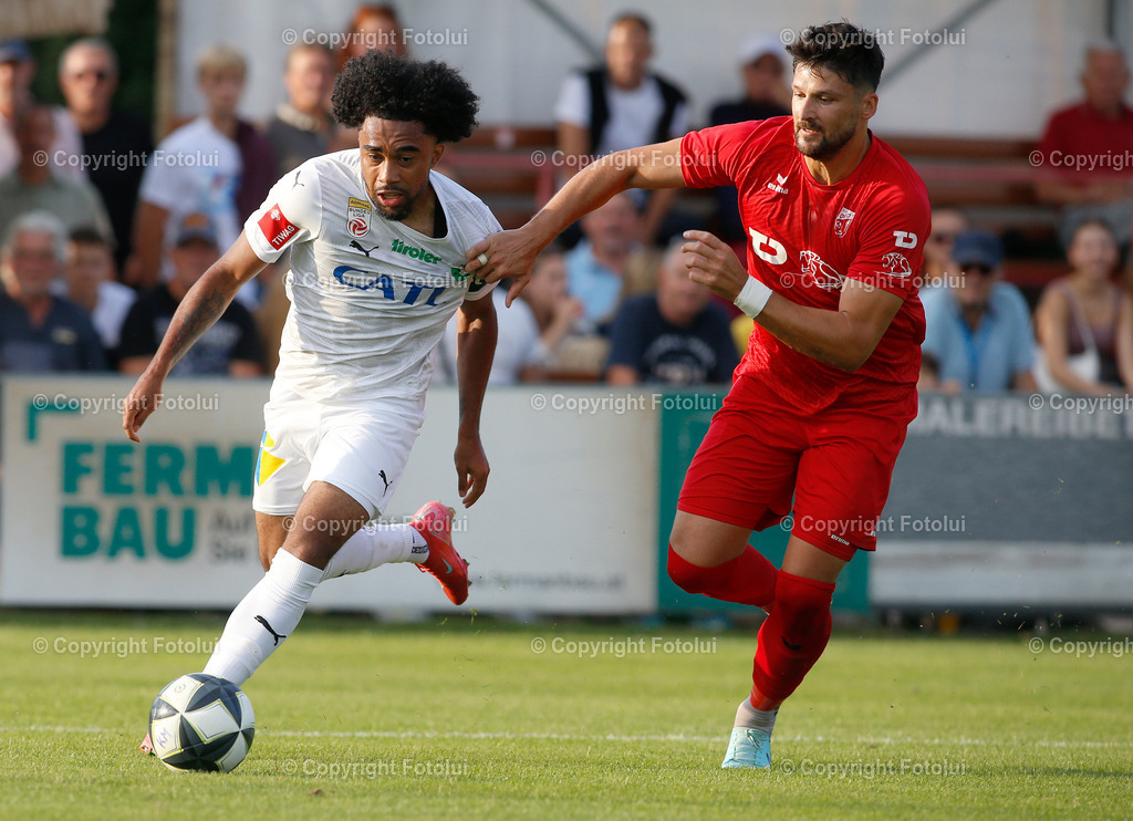 A_LUI_27082025_08 | SPORT,FUSSBALL,UNIQA OOEFB CUP 2.RUNDE,ASKOE OEDT-WSG TIROL 27.08.2025 IM BILD:ADI MEHREMIC  (OEDT) UND QUINCY BUTLER  (WSG) FOTO:FOTOLUI