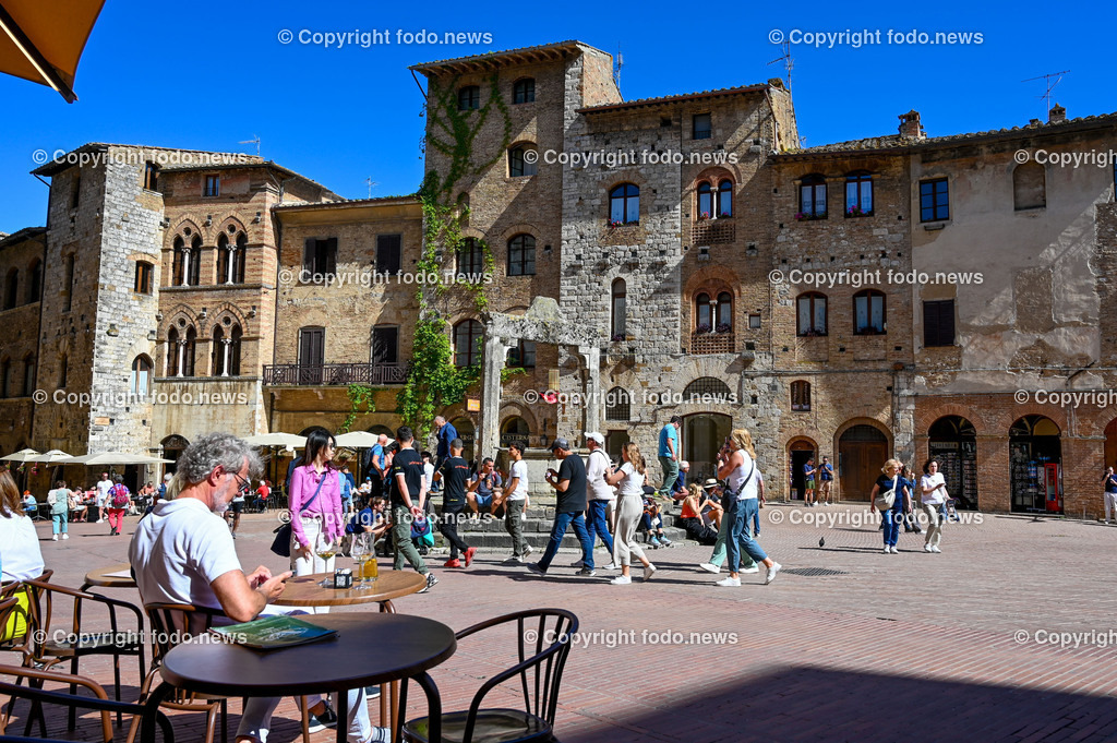 Italien_ Toskana_ San Gimignano_ 31.05.2024-191 | 31.05.2024, Italien, ITA, Toskana, San Gimignano im Bild Stadtansichten Gebäude, Architektur, Touristen, Historisch, Souvenir, Ansichten der berühmten Stadt San Gimignano in der Toskana-Italien - View of the famous town San Gimignano in Tuscany-ItalySan Gimignano ist eine italienische Kleinstadt in der Toskana mit einem mittelalterlichen Stadtkern. San Gimignano wird auch die Stadt der Türme genannt. Die Stadt liegt in der Provinz Siena. Sie gehört neben Florenz, Siena und Pisa zu den von Touristen meist besuchten Zielen in der Toskana.