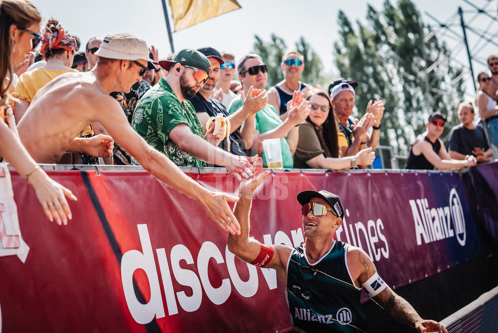 Beachvolleyball | Männer | Allianz German Beach Tour 2025 | Tourstop Berlin | 16.08.2025 | Alexander Horst klatscht ein mit den Fans