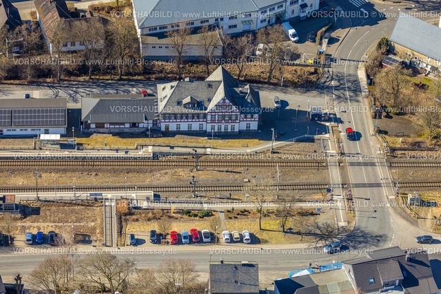 Kirchhundem250308380Welschen-Ennest | Luftbild, Fachwerk-Bahnhofsgebäude Kirchhundem-Welschen Ennest Bahnhof, Gleise und Bahnübergang, Welschen Ennest, Kirchhundem, Sauerland, Nordrhein-Westfalen, Deutschland