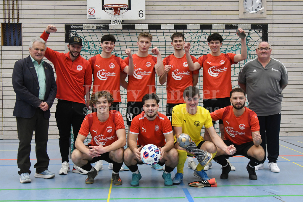 Hallen Kreismeisterschaft Deggendorf | SpVgg Plattling Landkreis-Meister 2025 mit BLSV-Vorsitzenden Otto Baumann (li.) und Gruppenspielleiter Ulrich Peschl (re.)  - Realisiert mit Pictrs.com