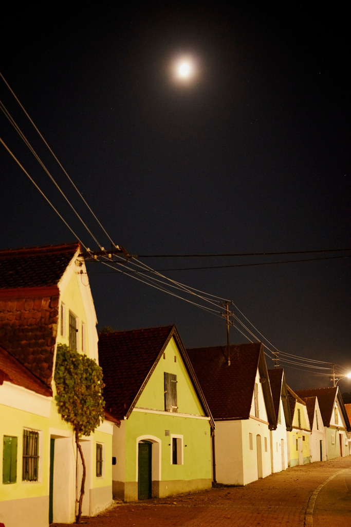 Kellergasse Falkenstein in der Nacht | Falkenstein, Austria - October 24, 2015: Kellergasse Falkenstein in der Nacht, mit Mond. - Realisiert mit Pictrs.com
