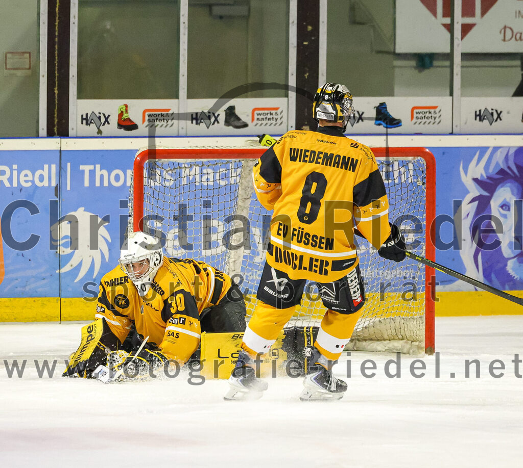 2026-02-27_088_TSV_Erding_gegen_EV_Fuessen | Erding, Deutschland, 27.02.2026:Eishockey, Oberliga Süd 2025 / 2026, 51. Spieltag, TSV Erding gegen EV Füssen, Endergebnis: 2:4Torwart Timotej Pancur (EV Füssen, #30), Vincent Wiedemann (EV Füssen, #8)Foto: Christian Riedel / fotografie-riedel.net