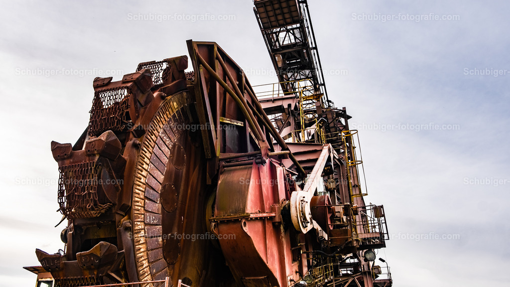 DSCF2001 | Ferropolis ist ein Industriemuseum und Veranstaltungsort in Gräfenhainichen östlich von Dessau-Roßlau auf einer Halbinsel im Gremminer See, dem ehemaligen Tagebau Golpa-Nord. Ferropolis ist Ankerpunkt der Europäischen Route der Industriekultur. Wikipedia - Realisiert mit Pictrs.com