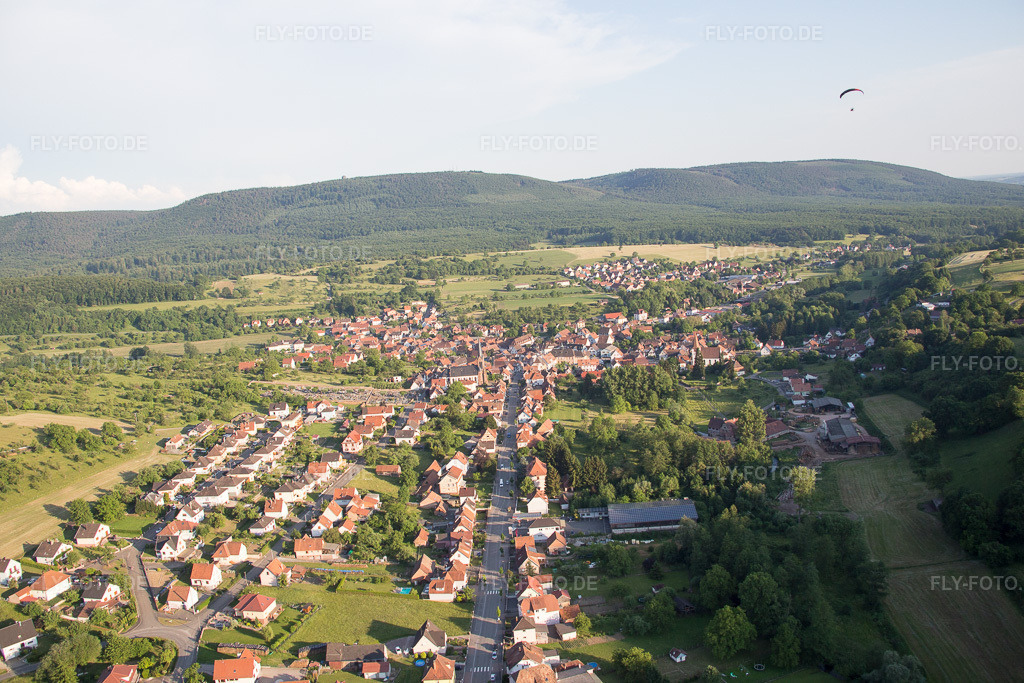 Luftbild: Ortsansicht in Lembach im Bundesland Bas-Rhin in Frankreich. Foto: IMG_080277.jpg vom 05.06.2015 durch Werner Riehm/FLY-FOTO.de