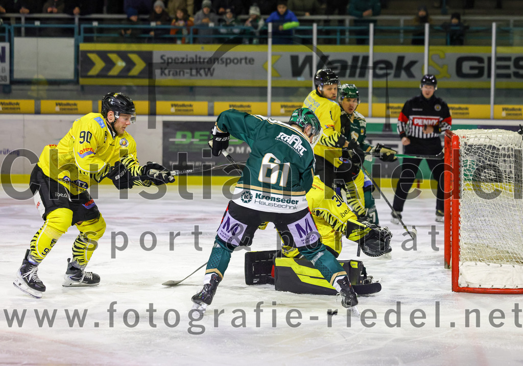 2025-12-28_055_TSV_Erding_gegen_onesto_Tigers_Bayreuth | Erding, Deutschland, 28.12.2025:Eishockey, Oberliga Süd 2025 / 2026, 31. Spieltag, TSV Erding gegen onesto Tigers Bayreuth, Endergebnis: 6:5 n.V.Jan Hammerbauer (onesto Tigers Bayreuth, #90), Dennis Miller (Erding Gladiators, #61), Torwart Maximilian Meier (onesto Tigers Bayreuth, #30), Louis Trattner (Erding Gladiators, #7)Foto: Christian Riedel / fotografie-riedel.net