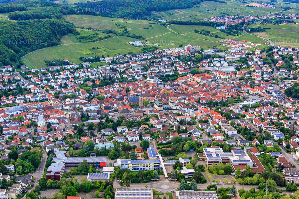 Stadtübersicht aus Süden mit Sparkasse und Marktkirche https://www.sparkasse-suedpfalz.de/  http://www.kirche-bza.de/ | Luftbild: Stadtübersicht aus Süden mit Sparkasse und Marktkirche https://www.sparkasse-suedpfalz.de/  http://www.kirche-bza.de/ in Bad Bergzabern im Bundesland Rheinland-Pfalz in Deutschland. Foto: IMG_58030.jpg vom 16.06.2013 durch Werner Riehm/FLY-FOTO.de - Realisiert mit Pictrs.com