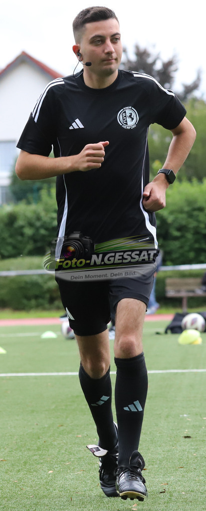 SC Bünde - BV 21 Stift-Quernheim | Auf dem Bild zu sehen: Schiedsrichter: Antonio LjubasSC Bünde, BV 21 Stift-Quernheim, Fistelmann Supercup, Hunnebrock, Deutschland  - Realisiert mit Pictrs.com