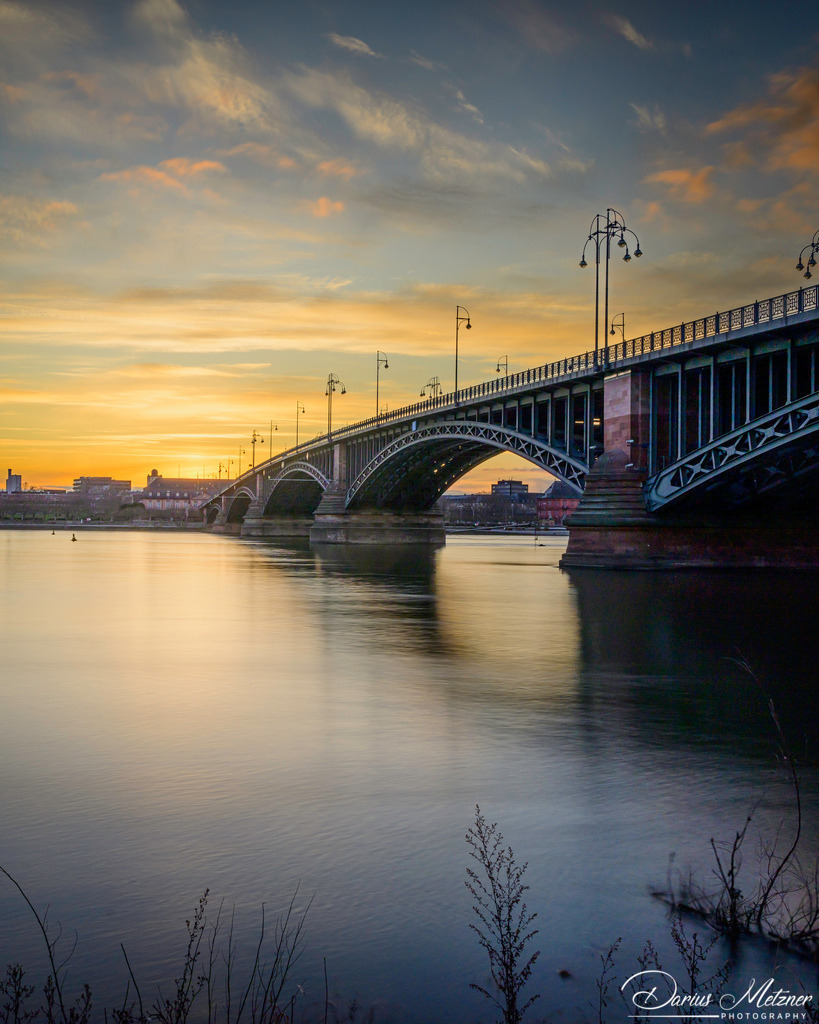 Die Theodor-Heuss-Brücke beim Sonnenuntergang  | Die Theodor-Heuss-Brücke beim Sonnenuntergang