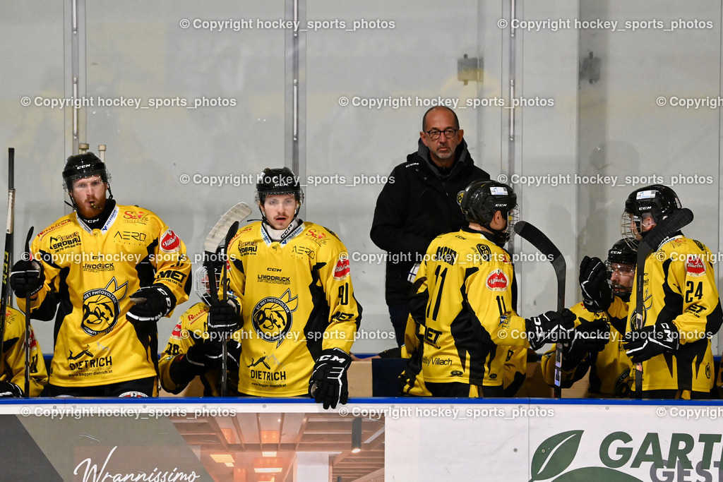 ESC Steindorf vs. MET PHOTOVOLTAIK HORNETS SPITTAL | Spielerbank HORNETS SPITTAL, Headcoach EC Hornets Spittal Winkler Hans, #12 Glavic Gasper EC Hornets Spittal, #90 Ogertschnig Joshua EC Hornets Spittal, ESC Steindorf vs. MET PHOTOVOLTAIK HORNETS SPITTAL, ESC Steindorf vs. MET PHOTOVOLTAIK HORNETS SPITTAL am 26.10.2024 in Steindorf (Ossiachersee Halle), Austria, (Photo by Bernd Stefan)