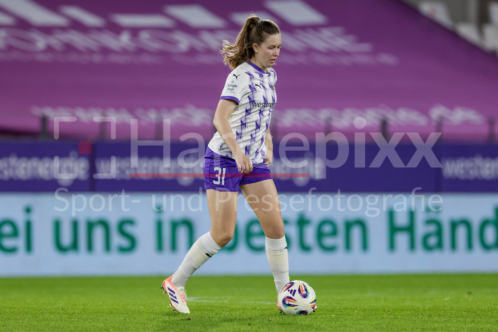 Fussball, Google Pixel Frauen-Bundesliga, SGS Essen - SV Werder Bremen | Jana Feldkamp (SGS Essen, 31) am Ball, Freisteller, Einzelbild, Ganzkörper, Aktion, Action, Spielszene, DIE DFB-RICHTLINIEN UNTERSAGEN JEGLICHE NUTZUNG VON FOTOS ALS SEQUENZBILDER UND/ODER VIDEOÄHNLICHE FOTOSTRECKEN. DFB REGULATIONS PROHIBIT ANY USE OF PHOTOGRAPHS AS IMAGE SEQUENCES AND/OR QUASI-VIDEO.