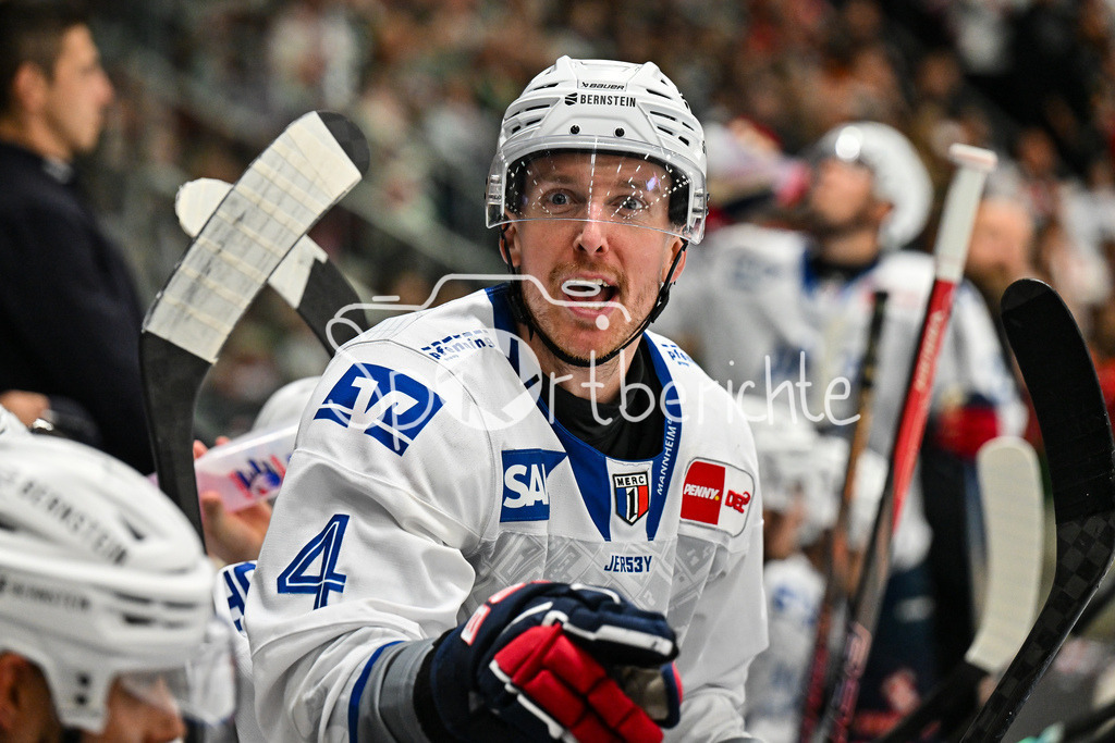 Augsburger Panther - Adler Mannheim | im Bild  Dan RENOUF (Adler Mannheim 4) auf der Bank / Einzelfoto / Freisteller / DEL: Augsburger Panther - Adler Mannheim; Curt Frenzel Stadion am 14.09.2025