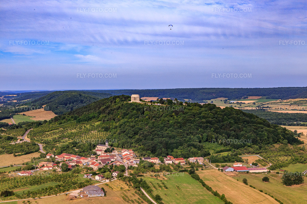 Aerial view: American War Memorial Butte de Montsec in Montsec in the state Meuse, France. – Photo: IMG_083301.jpg taken on 07/12/2015 by Werner Riehm/FLY-FOTO.com – Resolution of the original: 5472 x 3648 px – Montsec American Monument - American Battle Monuments Commission (ABMC)