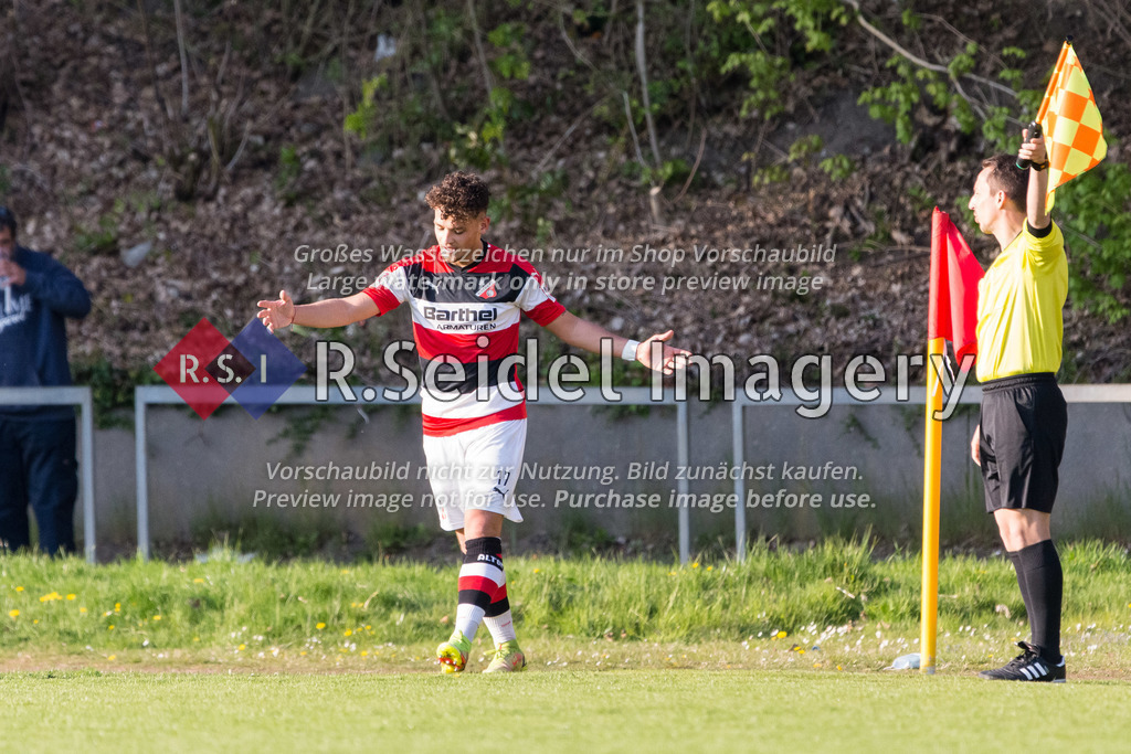 Fußball, Saison 2021/22, LOTTO-Pokal, Lohbrügge - Altona 93, Binnenfeldredder (Hamburg), 26.04.2022, Viertelfinale | Dominik Akyol (#17, AFC) zweifelt an der Entscheidung des Linienrichters.