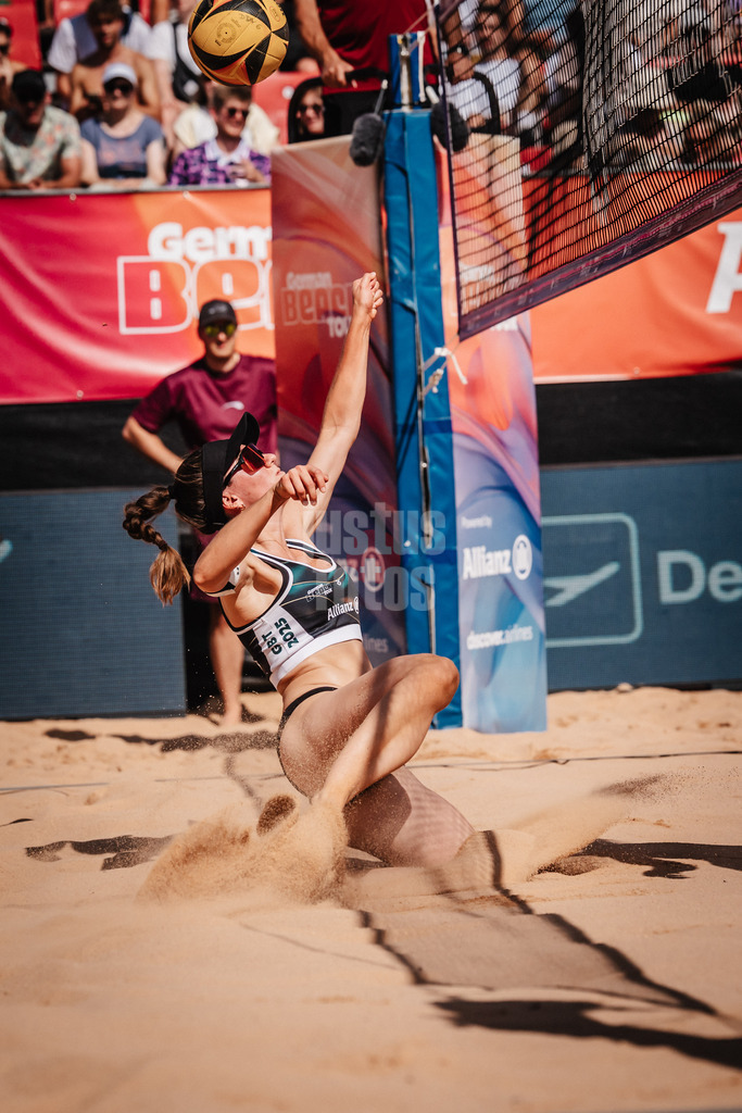 Beachvolleyball | Frauen | Allianz German Beach Tour 2025 | Tourstop München | 12.07.2025 | Lisa-Sophie Kotzan spielt den Ball