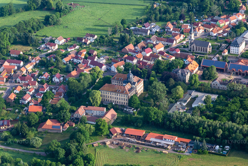 Luftbild: Ortsansicht am Rande von landwirtschaftlichen Feldern und Nutzflächen in Friedrichswerth im Ortsteil Friedrichswerth in Nessetal im Bundesland Thüringen in Deutschland. Foto: IMG_007629.jpg vom 15.06.2021 durch Werner Riehm/FLY-FOTO.de