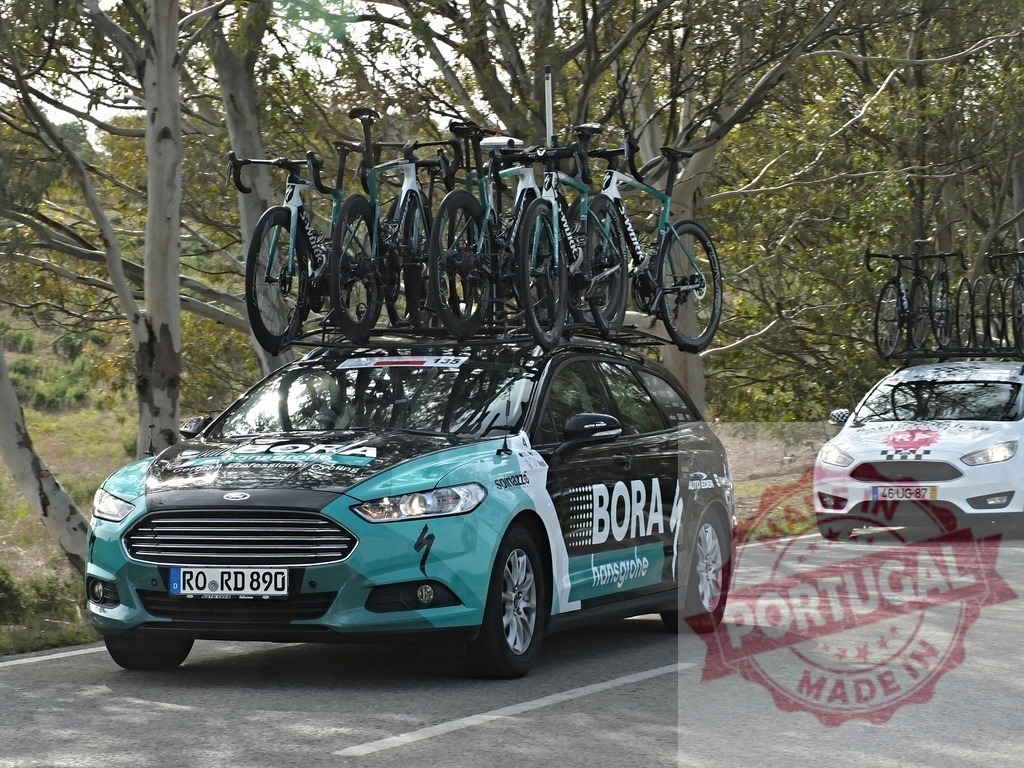 Bora-Hansgrohe team car transporting racing bikes on roof rack | Support vehicles carrying bicycles during a professional cycling event - Realized with Pictrs.com