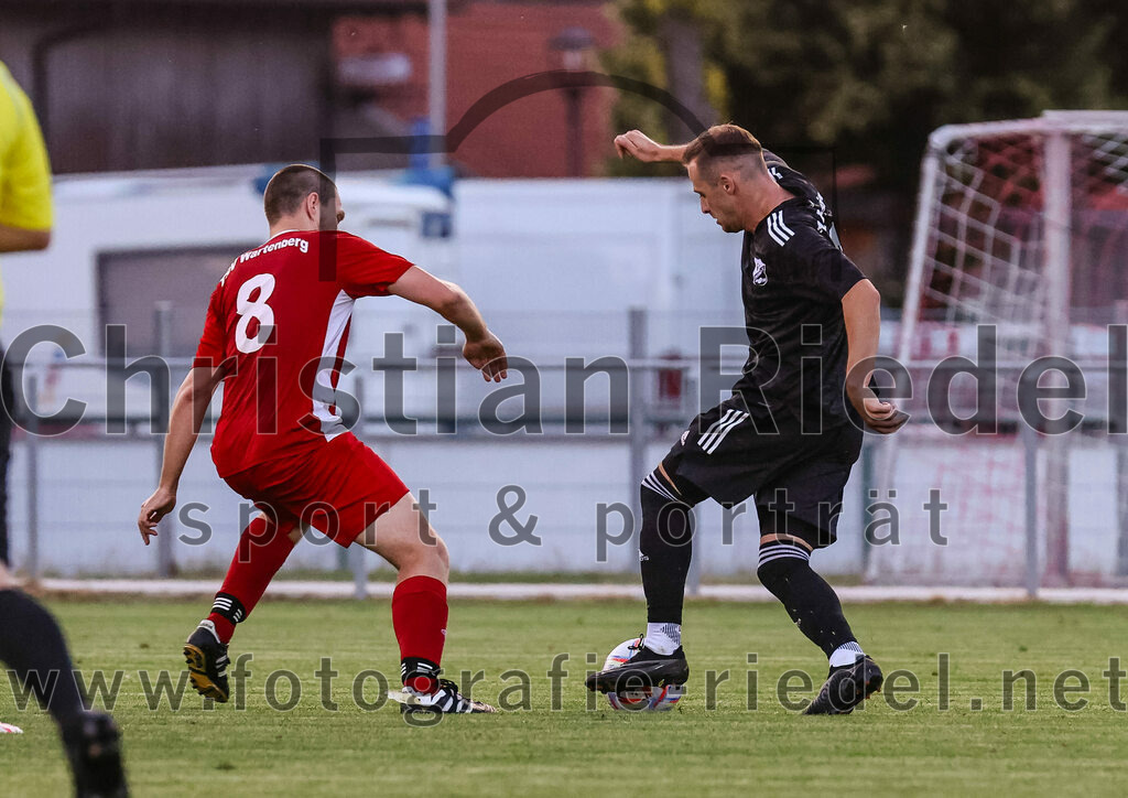 2023-07-20_057_FC_Finsing_gegen_TSV_Wartenberg | Finsing, Deutschland, 20.07.2023:
Fußball, Kreisliga 2023 / 2024, Testspiel, FC Finsing gegen TSV Wartenberg, Endergebnis: 1:0

Hannes Schmidt (TSV Wartenberg, #8), Andre Huber (FC Finsing, #9)

Foto: Christian Riedel / fotografie-riedel.net