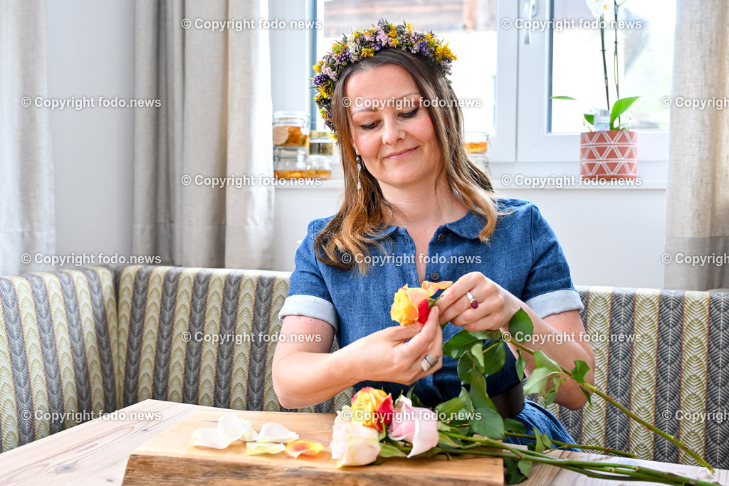 Doris Kern_ Kraeuter_ 03.07.2024-9 | 03.07.2024, Peilstein, AUT, Kraeuter, im Bild Doris Kern entblaettert Rosen