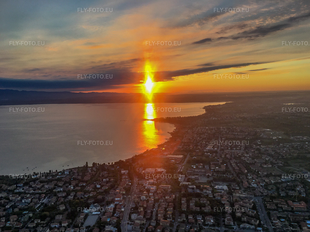 Vue aérienne: Lever de soleil sur le lac de Garde à Sirmione dans le département Brescia, Italie. Photo: IMG-134982.jpg prise le 23/09/2022 par Werner Riehm/FLY-FOTO.eu – Résolution de l'original: 3953 x 2965 px