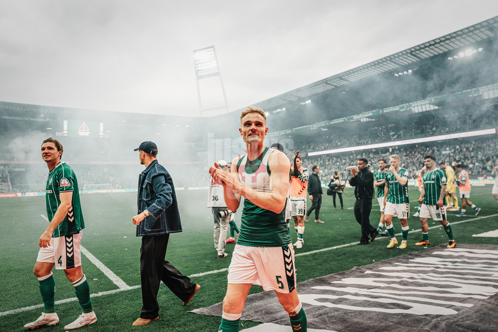 Fußball | Männer | Saison 2025/2026 | 1. Fußball-Bundesliga | 30. Spieltag | SV Werder Bremen vs. Hamburger SV | 18.04.2026 | Amos Pieper (#05, SV Werder Bremen) applaudiert den Fans nach dem Sieg