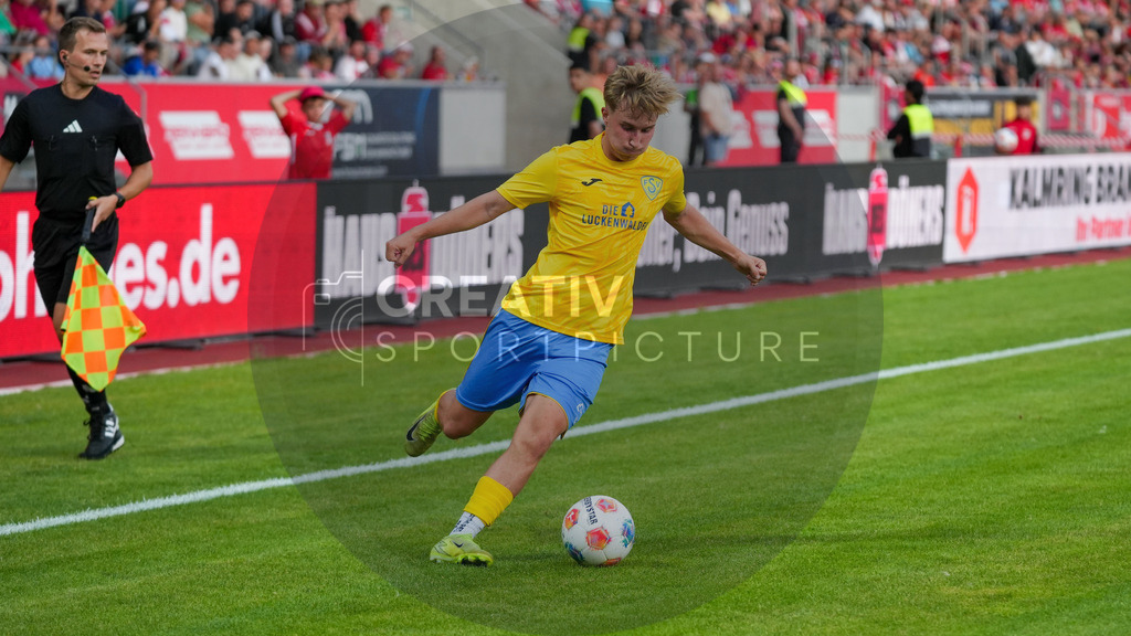 Fußball, Herren, Saison 2025/2026, Regionalliga Nordost, 1. Spieltag, FC Rot-Weiß Erfurt vs. FSV 63 Luckenwalde, Freitag 25.07.2025, Steigerwaldstadion Erfurt, | Fußball, Herren, Saison 2025/2026, Regionalliga Nordost, 1. Spieltag, FC Rot-Weiß Erfurt vs. FSV 63 Luckenwalde, Freitag 25.07.2025, Steigerwaldstadion Erfurt, Im Bild: Fritz Schröder (Luckenwalde) - Realisiert mit Pictrs.com