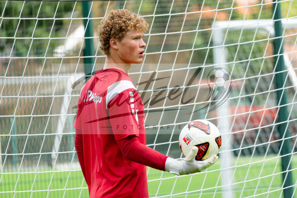 20260909_TRAOSN_0282 | Fußball, Herren: Torhüter Luca Böggemann (VfL Osnabrück) schaut beim Training des VfL Osnabrück am 09.09.2026 im Sportpark Illoshöhe in Osnabrück, Deutschland.(Foto von Nico Paetzel) - Realisiert mit Pictrs.com