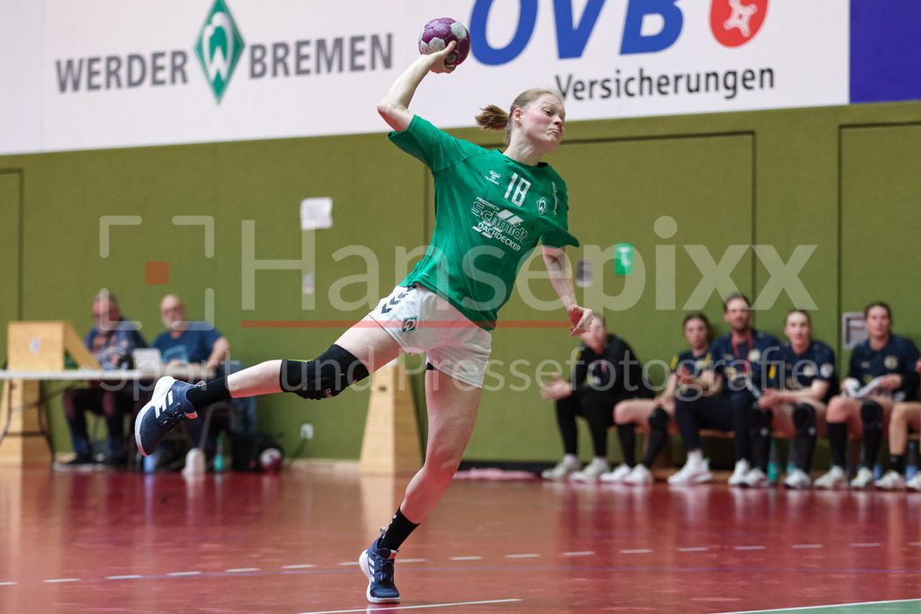 Handball, 2. Bundesliga Frauen, SV Werder Bremen - 1. FSV Mainz 05 | v.li.: Denise Engelke (SV Werder Bremen, 18) beim Siebenmeter, 7m, Spielszene, Aktion, Action